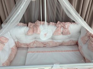 PEPPIbambini ROYAL White Somon Y - 11 Piezas Juego de Ropa- de Cama para Cuna, 100% Algodón con bordado + Mosquitera - Imagen 4