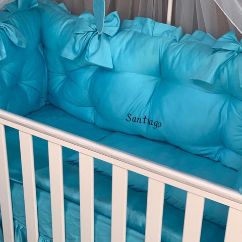 PEPPIbambini ROYAL Turqoise Santiago - 11 Piezas Juego de Ropa de Cama para Cuna, 100% Algodón con bordado + Mosquitera