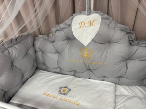 PEPPIbambini ROYAL Grey Terciopelo 11 Piezas Juego de Ropa de Cama para Cuna, 100% Algodón con bordado + Mosquitera - Imagen 5