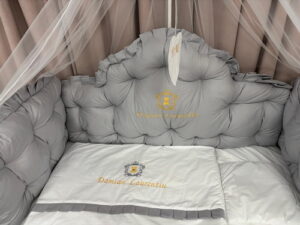 PEPPIbambini ROYAL Grey Terciopelo 11 Piezas Juego de Ropa de Cama para Cuna, 100% Algodón con bordado + Mosquitera - Imagen 2