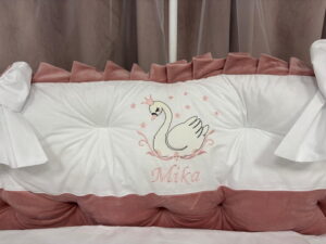 PEPPIbambini ROYAL White Pink Terciopelo 11 Piezas Juego de Ropa de Cama para Cuna, 100% Algodón con bordado + Mosquitera - Imagen 4