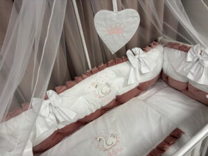 PEPPIbambini ROYAL White Pink Terciopelo 11 Piezas Juego de Ropa de Cama para Cuna, 100% Algodón con bordado + Mosquitera - Imagen 2