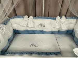 PEPPIbambini ROYAL White Blue Terciopelo 11 Piezas Juego de Ropa de Cama para Cuna, 100% Algodón con bordado + Mosquitera - Imagen 2