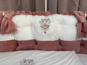 PEPPIbambini ROYAL White Pink Terciopelo 11 Piezas Juego de Ropa de Cama para Cuna, 100% Algodón con bordado + Mosquitera - Imagen 5