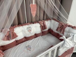 PEPPIbambini ROYAL White Pink Terciopelo 11 Piezas Juego de Ropa de Cama para Cuna, 100% Algodón con bordado + Mosquitera - Imagen 2
