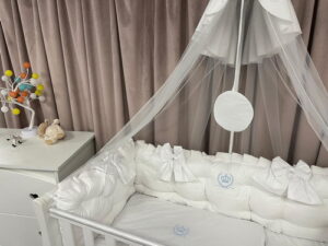 PEPPIbambini ROYAL White Terciopelo 11 Piezas Juego de Ropa de Cama para Cuna, 100% Algodón con bordado + Mosquitera - Imagen 6