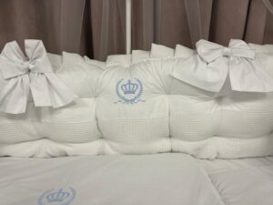 PEPPIbambini ROYAL White Terciopelo 11 Piezas Juego de Ropa de Cama para Cuna, 100% Algodón con bordado + Mosquitera