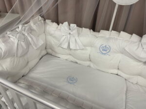 PEPPIbambini ROYAL White Terciopelo 11 Piezas Juego de Ropa de Cama para Cuna, 100% Algodón con bordado + Mosquitera - Imagen 3