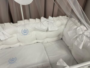 PEPPIbambini ROYAL White Terciopelo 11 Piezas Juego de Ropa de Cama para Cuna, 100% Algodón con bordado + Mosquitera - Imagen 2