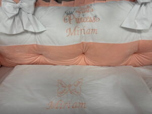 PEPPIbambini ROYAL White Somon Terciopelo 11 Piezas Juego de Ropa de Cama para Cuna, 100% Algodón con bordado + Mosquitera - Imagen 4