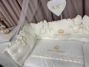 PEPPIbambini ROYAL White Terciopelo 11 Piezas Juego de Ropa de Cama para Cuna, 100% Algodón con bordado + Mosquitera - Imagen 5