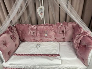 PEPPIbambini ROYAL Pink Terciopelo 11 Piezas Juego de Ropa de Cama para Cuna, 100% Algodón con bordado + Mosquitera - Imagen 3