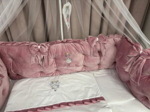 PEPPIbambini ROYAL Pink Terciopelo 11 Piezas Juego de Ropa de Cama para Cuna, 100% Algodón con bordado + Mosquitera - Imagen 2