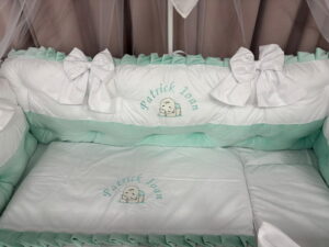 PEPPIbambini ROYAL White Mint Terciopelo 11 Piezas Juego de Ropa de Cama para Cuna, 100% Algodón con bordado + Mosquitera - Imagen 3
