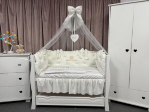 PEPPIbambini ROYAL White Terciopelo 11 Piezas Juego de Ropa de Cama para Cuna, 100% Algodón con bordado + Mosquitera