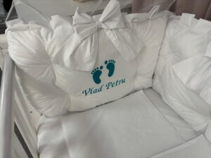PEPPIbambini ROYAL White Terciopelo 11 Piezas Juego de Ropa de Cama para Cuna, 100% Algodón con bordado + Mosquitera - Imagen 5