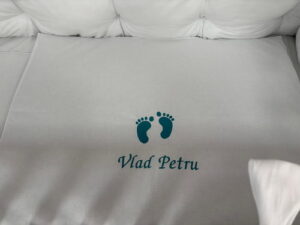 PEPPIbambini ROYAL White Terciopelo 11 Piezas Juego de Ropa de Cama para Cuna, 100% Algodón con bordado + Mosquitera - Imagen 4