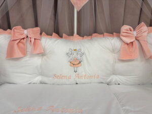 PEPPIbambini ROYAL White Somon Terciopelo 11 Piezas Juego de Ropa de Cama para Cuna, 100% Algodón con bordado + Mosquitera - Imagen 6