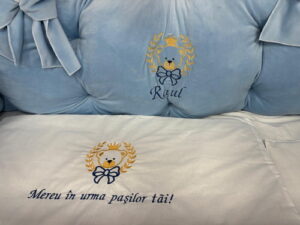 PEPPIbambini ROYAL Blue Terciopelo 11 Piezas Juego de Ropa de Cama para Cuna, 100% Algodón con bordado + Mosquitera - Imagen 7