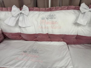 PEPPIbambini ROYAL White Pink Terciopelo 11 Piezas Juego de Ropa de Cama para Cuna, 100% Algodón con bordado + Mosquitera - Imagen 4