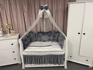 PEPPIbambini ROYAL White Grey Terciopelo 11 Piezas Juego de Ropa de Cama para Cuna, 100% Algodón con bordado + Mosquitera